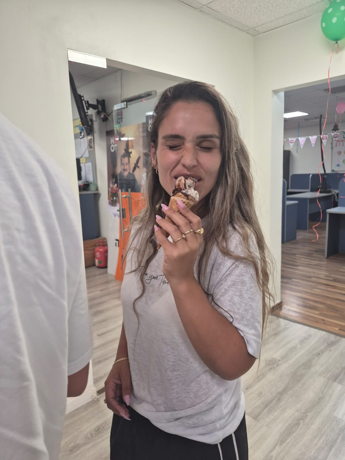 עובדת נהנית מגלידה במשרד